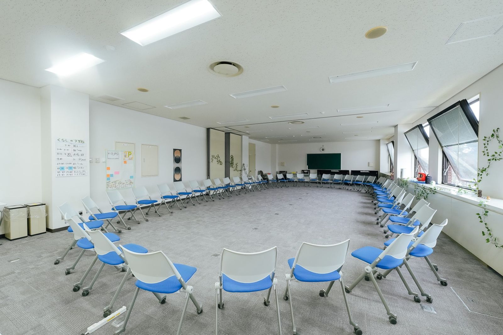 円に並べられた椅子