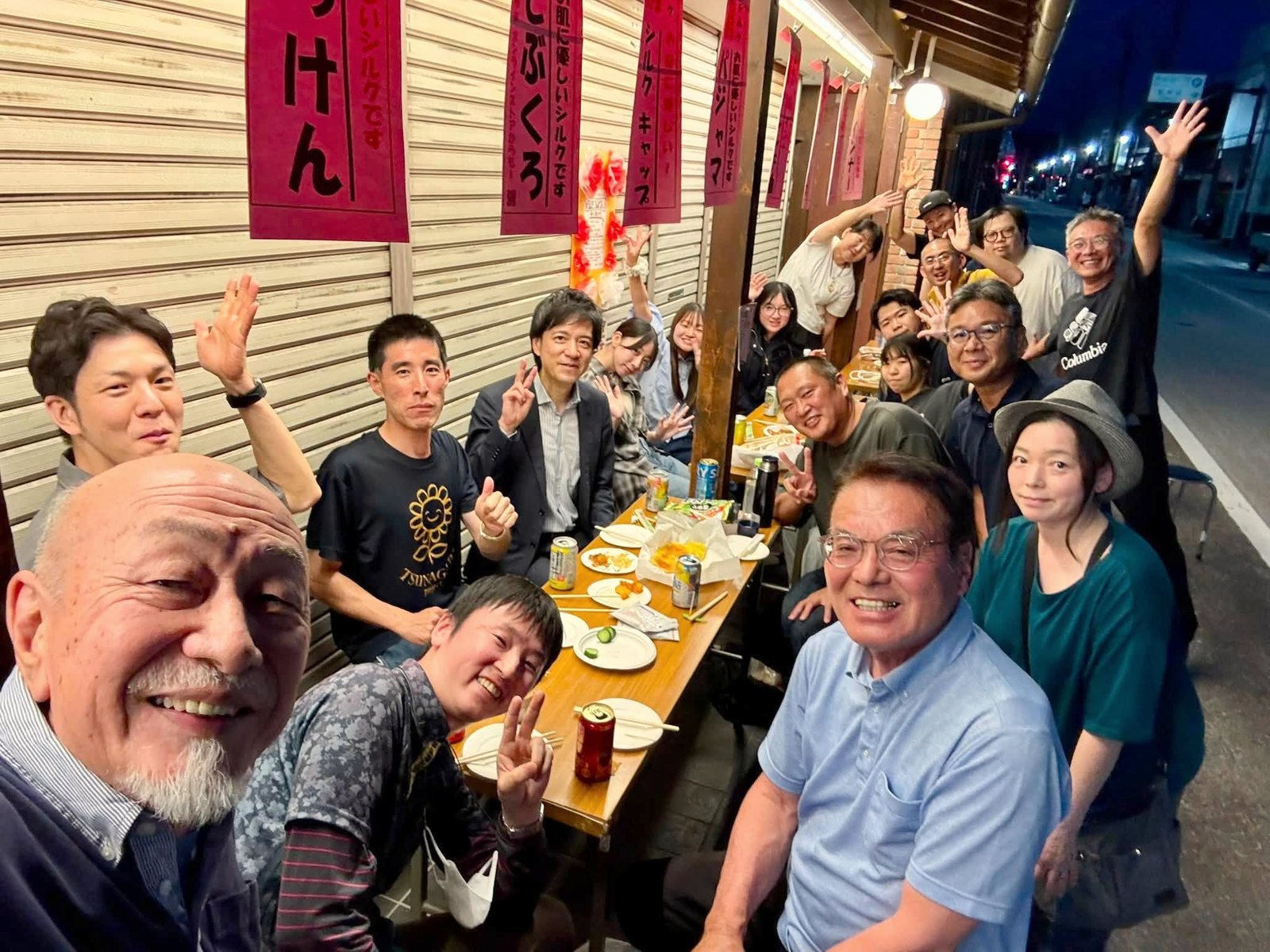店先の夜、みんなで