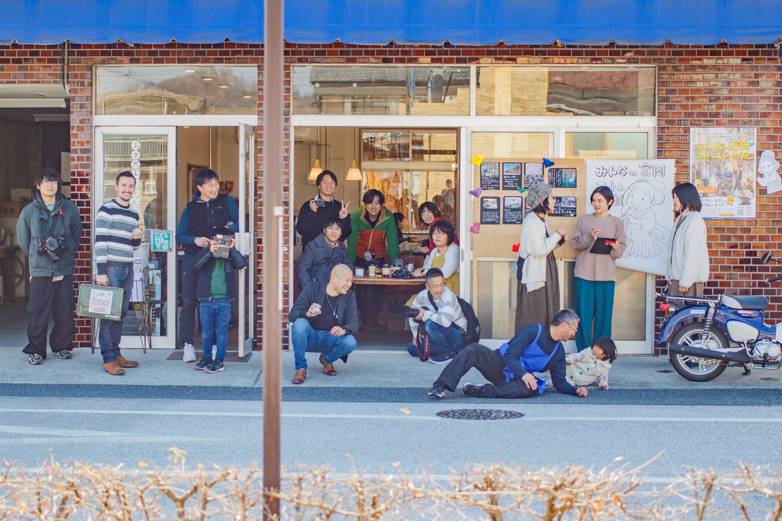 商店の前に集まった人たち