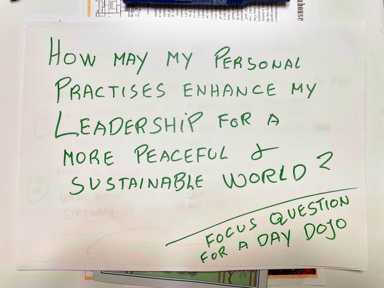 緑のペンで書かれた英語の問い How may my personal practises enhance my leadership for a more peaceful and sustainable world?