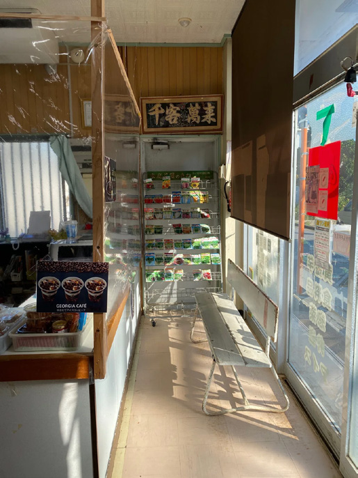 共同売店の店先