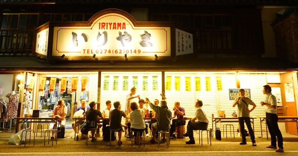 洋品店いりやまの店先に集まる、まちの人たち