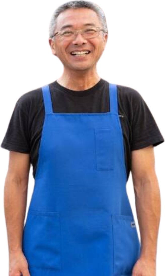 青いエプロン姿の入山さん